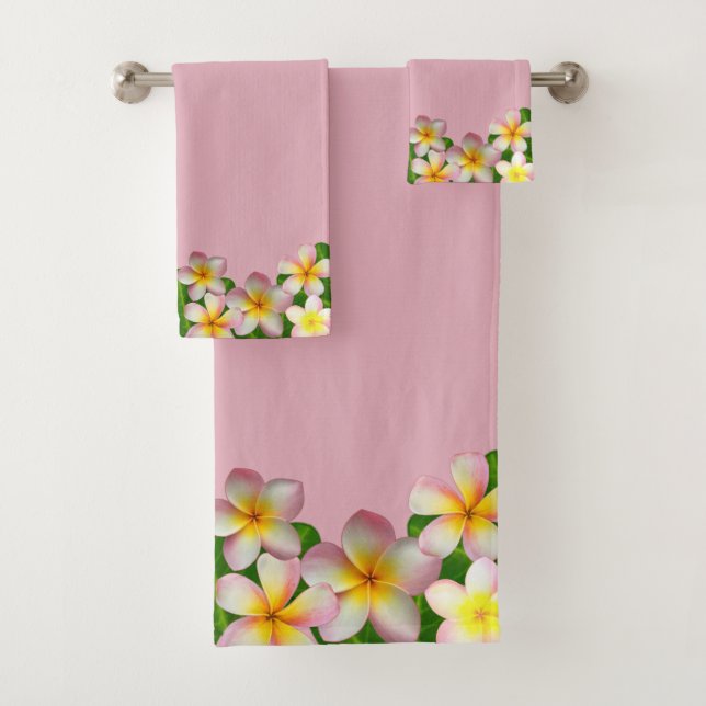 Fleurs de Plumeria sur fond rose clair (En situation)