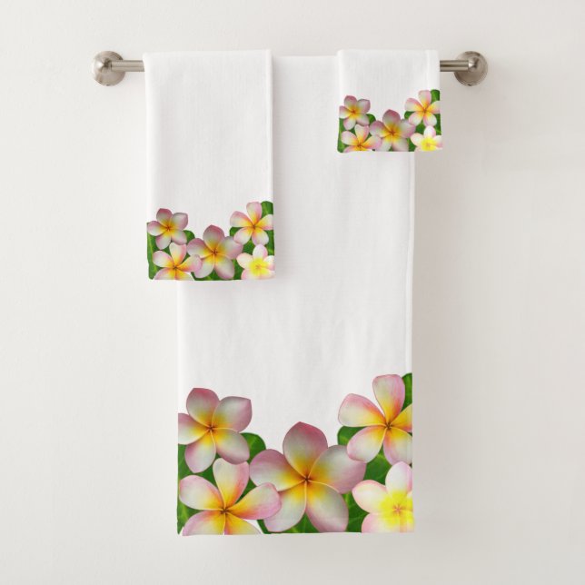 Fleurs de Plumeria sur un ensemble de serviettes d (En situation)