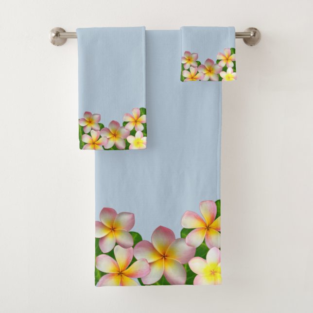 Fleurs de Plumeria sur un ensemble de serviettes d (En situation)