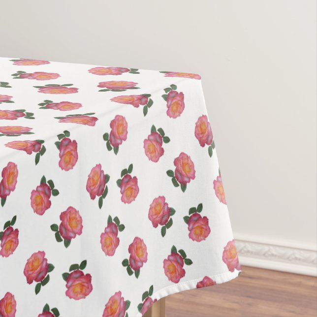 Fleurs de rose rose sur nappe blanche (In Situ)