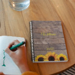 Fleurs de soleil et bois d'araignée Jour du monogr<br><div class="desc">Commencez chaque journée avec des tournesols rustiques sur ce Jour Planner avec du bois de Barnwood et des tournesols qui peuvent être personnalisés avec N'IMPORTE QUEL nom et initiale. Ajoutez une année ou un autre texte,  ou supprimez pour laisser vide.</div>