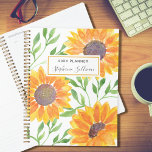 Fleurs de soleil jaunes personnalisées<br><div class="desc">Les tournesols apportent de la joie ! Profitez donc de planifier votre année avec ce joli planificateur motif de tournesol de pays. Les tournesols couleur jaune et les feuilles verts sont sur un arrière - plan blanc et vous pouvez customiser ce planificateur avec votre nom et l'année. Aquarelle originale ©...</div>