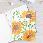 Fleurs de soleil jaunes personnalisées<br><div class="desc">Les tournesols apportent de la joie ! Profitez donc de planifier votre année avec ce planificateur motif de tournesol jaune vif et ensoleillé. Les tournesols couleur jaune et les feuilles verts sont sur un arrière - plan blanc et vous pouvez customiser ce planificateur avec votre nom et l'année. Aquarelle originale...</div>