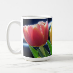 Fleurs de tulipe buvant la tasse
