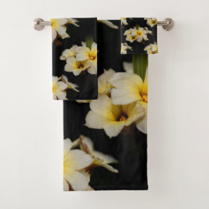 Fleurs élégantes en satin sur noir