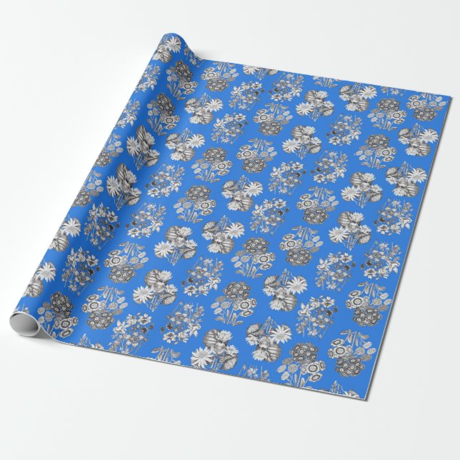 Fleurs monochromes sur papier cadeau bleu vif (Déroulé)