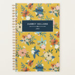 Fleurs rétro Blush Bleu Jaune Motif Floral<br><div class="desc">Joli planneur floral imprimé avec un motif floral attrayant dans un jaune moutarde fort avec des fleurs rétro en bleu,  corail et bleu avec beaucoup de feuilles bleus et verts,  et des baies pâles. Ajoutez votre nom au étiquette bleu foncé.</div>