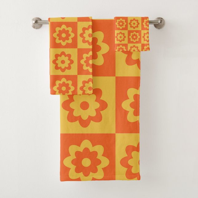 Fleurs rétro hippies sur damier jaune orange (En situation)