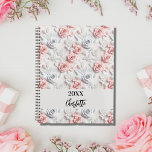 Fleurs rose blanc motif script 2024<br><div class="desc">Motif de fleurs rose et blanc. Personnalisez et ajoutez une année (n'importe quelle année) et votre nom. Le nom est écrit avec un script de style manuscrit moderne</div>