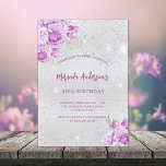 Fleurs roses argentées invitation d'anniversaire b<br><div class="desc">Un arrière - plan à l'aspect faux argenté avec des étincelles faux argentées et des fleurs roses et violettes. Personnalisez et ajoutez un nom et des détails du parti. 1 feuille = 1 invite imprimé bord à bord.</div>