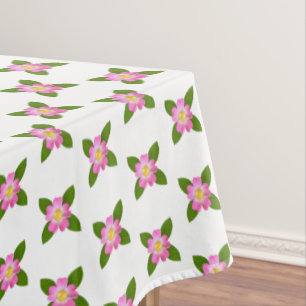 Fleurs roses et feuilles vertes sur nappe blanche