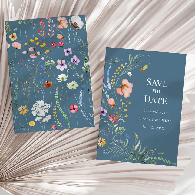 Fleurs sauvages bohèmes bleu clair, carte de réser (Soft Blue Boho Wildflowers Save The Date Invitation on a sunny neutral dry palm leaf.)