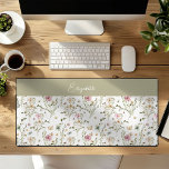 Fleurs sauvages floraux personnalisés<br><div class="desc">Enrichissez votre espace de travail avec une touche de personnalité et d'élégance grâce à notre casserole de Fleurs sauvages d'aquarelle personnalisée à base de fleurs. Délicates, de jolis fleurs sauvages, joliment décorés dans des tons pastel, sont dressés contre un arrière - plan blanc qui les distingue vraiment. Sophistiqué et élégant,...</div>