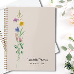 Fleurs sauvages personnalisés<br><div class="desc">Ce planneur floral présente des fleurs sauvages délicats d'aquarelle sur un arrière - plan beige doux. Facilement personnalisable avec votre nom et votre année. Utilisez l'outil de conception pour modifier la taille, le style ou la couleur du texte. Fille et féminine ce design est parfait pour la maison, les affaires,...</div>