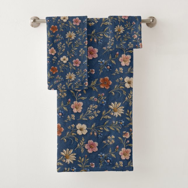 Fleurs sauvages simples brodées sur fond de denim (En situation)