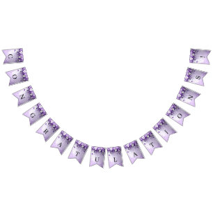 Fleurs violettes avec drapeau à festons de perles