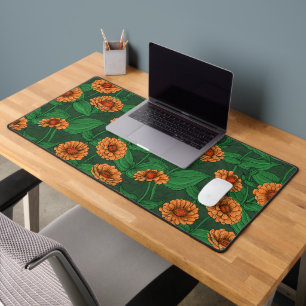 Fleurs Zinnia orange, feuilles verts sur vert fonc