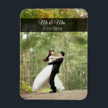 Flexible M. & Mme Mariage Couple Photo Mini Magnet<br><div class="desc">Ajoutez votre belle photo de mariage à cet adorable aimant frigo pour vous souvenir de ce jour spécial ! Ajoutez votre propre photo et votre date dans la zone de personnalisation.</div>