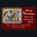 Flexible Magnet photo de la carte de Noël<br><div class="desc">Carte de Noël Photo Magnet design présente votre photo dans le coin supérieur gauche contre un arrière - plan bordeaux. Photo encadrée par une belle bordure verte et blanche. En-tête personnalisable : "Joyeux Noël" en lettres blanches. Image d'un chapeau de Père Noël équilibré au-dessus du "C". Le texte ci-dessous se...</div>