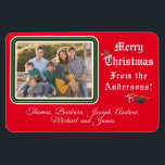 Flexible Magnet photo de la carte de Noël<br><div class="desc">Carte de Noël Photo Magnet design présente votre photo dans le coin supérieur gauche contre un arrière - plan rouge. Photo encadrée par une belle bordure verte et blanche. En-tête personnalisable : "Joyeux Noël" en lettres blanches. Image d'un chapeau de Père Noël équilibré au-dessus du "C". Le texte ci-dessous se...</div>