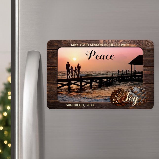 Flexible Magnet photo de vacances en bois rustique personna (A Christmas magnet featuring your custom photo framed by rustic dark wood and festive pine cone)