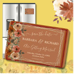 Flexible MAGNET Terracotta Floral Élégant Date de sauvegard<br><div class="desc">Cette belle aquarelle Magnet Save the Date dispose d'un arrière - plan en terre cuite avec des fleurs beiges et oranges brûlées entourées de verdure et cadre doré. Des touches de calligraphie accompagnent parfaitement les belles fleurs. Un beau choix de design pour donner le ton à votre fête mariage. Pour...</div>