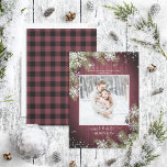 Flocon de neige rustique Bourgogne Nouveau M & Mme<br><div class="desc">Basée sur mon best-seller Winter Wedding Invitation Suite, cette chaude et confortable photo design en bois bordeaux de Noël Card présente votre photo mariage préférée, et est décorée avec des flocons de neige en parties scintillant d'argent et des branches de pin aquarelle, ainsi qu'une texture de plaid de buffle bordeaux...</div>