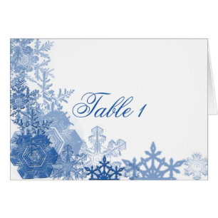 Flocons de neige bleus sur l'arrière - plan blanc