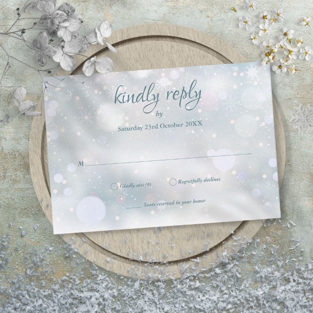 Flocons de neige hivernaux Écriture élégante RSVP (Winter Snowflakes Elegant Script RSVP)