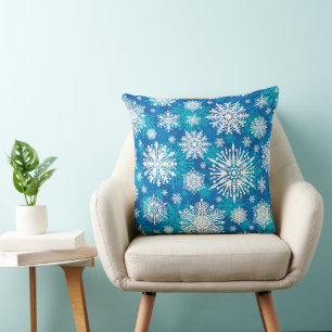 Flocons de neige sur coussin jeté bleu
