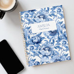 Floral bleu Chinoiserie Nom Fleur Moderne Non daté<br><div class="desc">Cette florale bleue Chinoiserie Nom Fleur Moderne Planner à date dispose d'une délicate ferme en porcelaine bleue et blanche motif présentant de grandes fleurs détaillées. Ce design floral capte l'essence de la peinture traditionnelle avec une précision moderne. Ce planificateur fait un grand cadeau pour les demoiselles d'honneur, les bonnes et...</div>