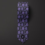 Floral orchidée violette sur Cravate noir<br><div class="desc">Cette orchidée violette fleurie sur cravate noir dispose d'un motif saisissant,  idéal pour un homme d'affaires,  un homme d'affaires ou toute personne qui veut faire une déclaration de mode. Personnalisez-le avec un monogramme. Découvrez nos chaussettes assorties avec le même motif floral d'orchidées violettes.</div>