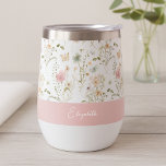Floral Personnalisé Nom Fleur sauvage<br><div class="desc">Sirotez un verre de style grâce à ce chaudière à vin isolé magnifiquement conçu pour apporter de l'élégance à chaque instant. Doté d'un délicat motif fleur sauvage aux tons pastel doux, ce tumbler saisit le charme d'une prairie fleurie aux papillons et à la verdure. Le design est complété par une...</div>