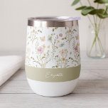 Floral Personnalisé Nom Fleur sauvage<br><div class="desc">Sirotez un verre de style grâce à ce chaudière à vin isolé magnifiquement conçu pour apporter de l'élégance à chaque instant. Doté d'un délicat motif fleur sauvage aux tons pastel doux, ce tumbler saisit le charme d'une prairie fleurie aux papillons et à la verdure. Le design est complété par une...</div>
