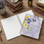 Floral pourpre et jaune moderne<br><div class="desc">Ce design simple mais élégant présente un bouquet de boiseries violettes,  jaunes et lavandes et d'autres fleurs verdoyantes. L'arrière - plan est une aquarelle violette sur un arrière - plan de papier d'aquarelle blanc texturé. Créé par Simply Farmhouse Press.</div>