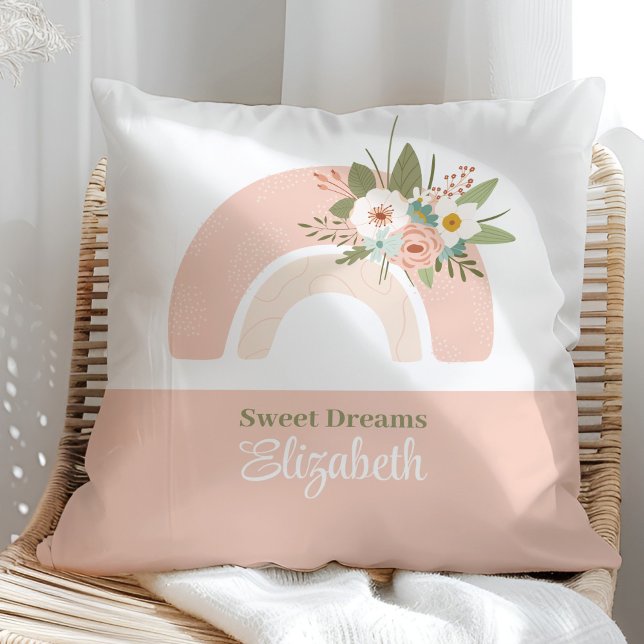 Floral rose arc-en-ciel Nom personnalisé Coussin (Floral Pink Rainbow Custom Name Pillow on a sunny rattan chair.)