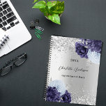 Floraux bleu marine argenté élégant glamour 2023<br><div class="desc">Faux arrière - plan d'apparence argentée décoré de fleurs bleu marine et bleu clair,  fleurs,  et parties scintillant faux argent,  scintille. Personnaliser et une année,  nom et titre/texte</div>