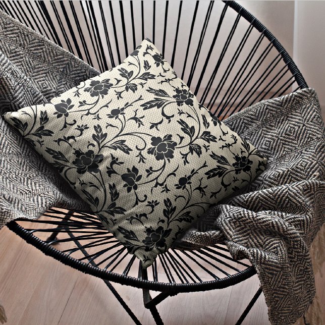 Flore beige et noire | Oreiller à lancer décoratif (Créateur téléchargé)
