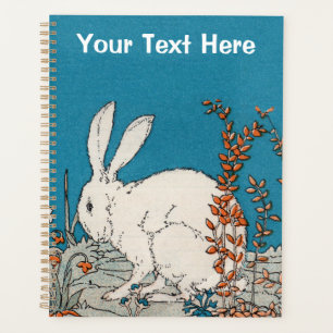 Fluffy White Rabbit assis dans de jolies fleurs Bl