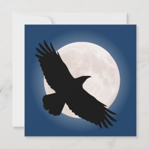 Flying raven avec la lune derrière elle