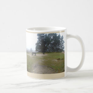 Foggy Heathland avec banc Panoramique paysage Mug