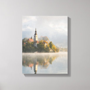 Foggy sunrise Lake Bled toile verticale