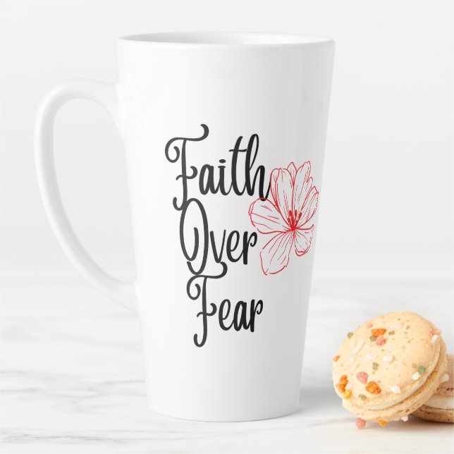 Foi sur la peur Glossy Inspirational Tea Latte Mug (En situation)