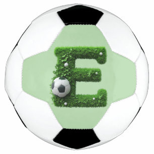 Foot Lettre E en topiaire d'herbe verte avec ballon de