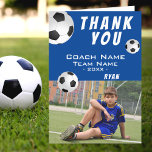 Football Bue Merci Coach Carte photo<br><div class="desc">Football Football Blue Sports Merci Carte d'entraîneur avec une photo. Soccer merci carte d'entraîneur avec photo, merci texte, nom de l'entraîneur, nom de l'équipe, année, votre nom et balles de football. À l'intérieur de la carte sont plus de balles de football. Carte de remerciements photo - ajoutez votre photo au...</div>