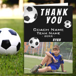 Football Football Merci noir entraîneur photo<br><div class="desc">Carte d'entraîneur Merci de football de football de football noir et blanc avec photo. Soccer merci carte d'entraîneur avec photo, merci texte, nom de l'entraîneur, nom de l'équipe, année, votre nom et balles de football. À l'intérieur de la carte sont plus de balles de football. Carte de remerciements photo -...</div>