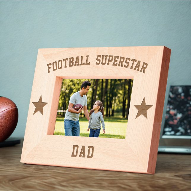 Football Superstar Papa Bois Engravé Cadre (Add your Dad's name to this Football Superstar wooden etched frame. Makes a great Father's Day gift)