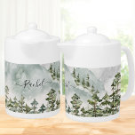 Forêt de pins monogrammes et montagnes<br><div class="desc">Améliorez votre expérience de la boisson avec notre théière de boisson Watercolor Pine Forest and Mountains. Doté d'une aquarelle illustrant les forêts de pins et les montagnes. Convient aux amoureux de la nature et de l'aventure.</div>