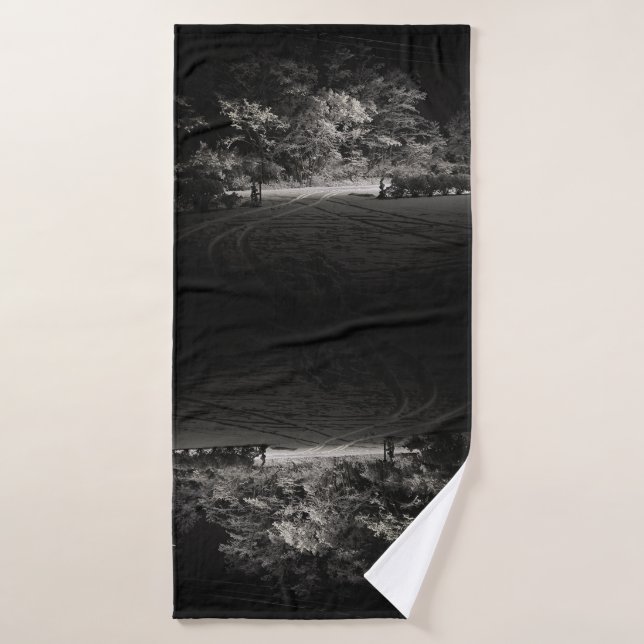 Forêt enneigée la nuit (Serviette de bain)