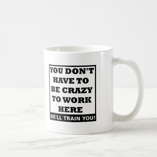Fou de Travailler Ici Mug Drôle (Droite)